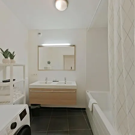 Apartment Bright And Modern 2br With A Balcony *
