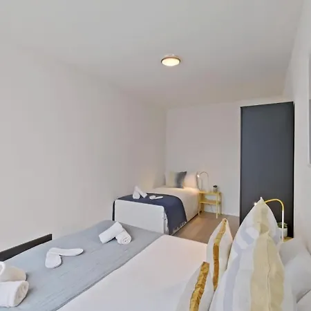 Bright And Modern 2br With A Balcony Apartment *
