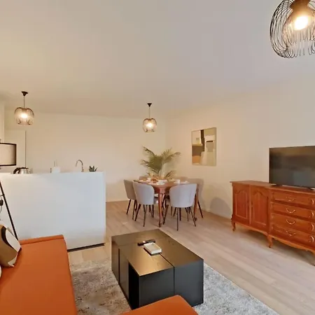 Apartment Bright And Modern 2br With A Balcony