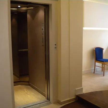 Queen Mary Hotel 3*
