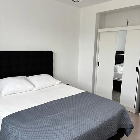 Stylish, Modern & Spacious In Apartment *