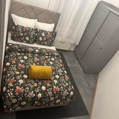 La Perla Louise Apartment