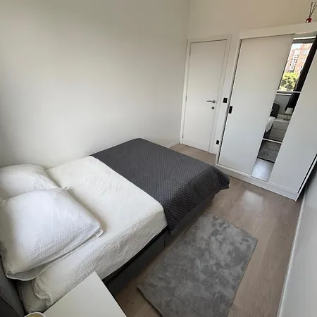 Stylish, Modern & Spacious In Apartment *