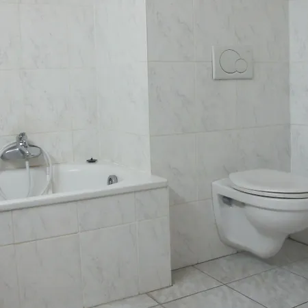 Manhattan Hotel *