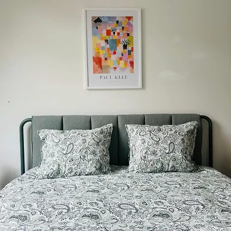 The Experience - 2 Bedroom Bright, Spacious & Apartment *