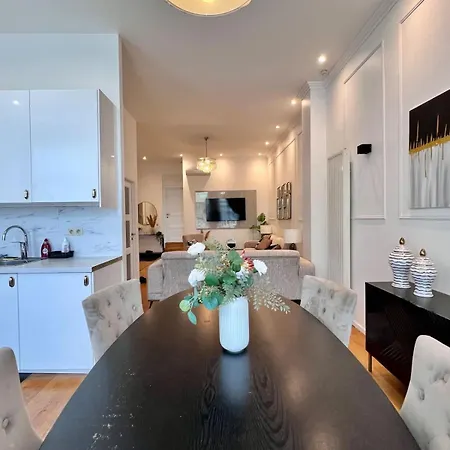 Apartment Spacious Family For 9 Near Midi Station Brussels
