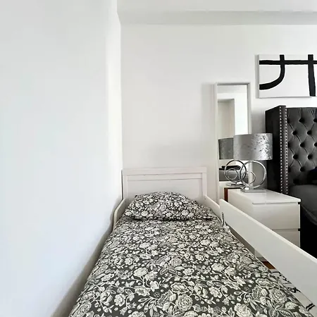 Apartment Spacious Family For 9 Near Midi Station