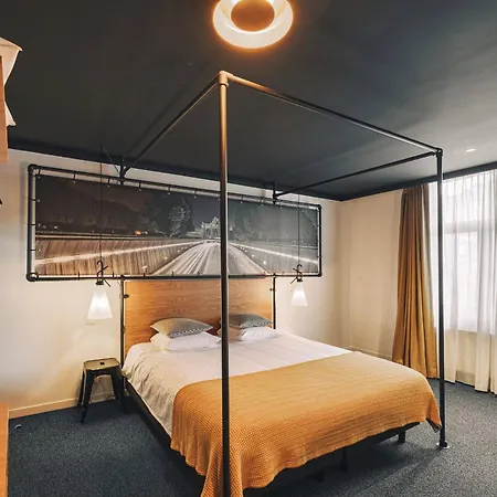 Zoom Hotel