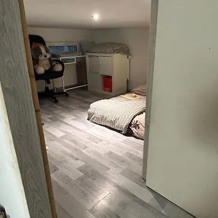Homestay Belle De 1,30 Cm De Hauteur A Midi