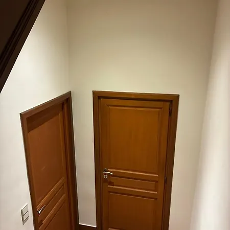 Et Dans Un Immeuble Homestay