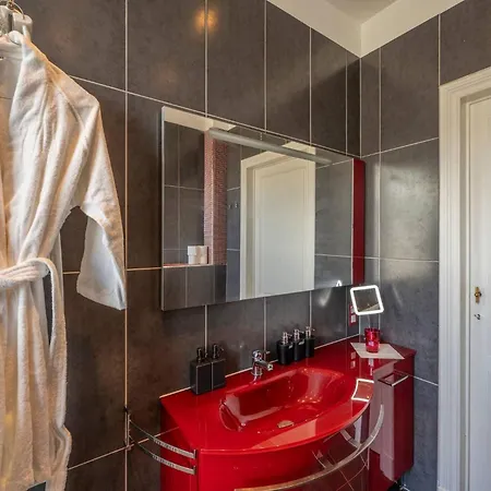 Euro Edens Cosy Historic In Jacuzzi, Garden, Location Guest house 3*