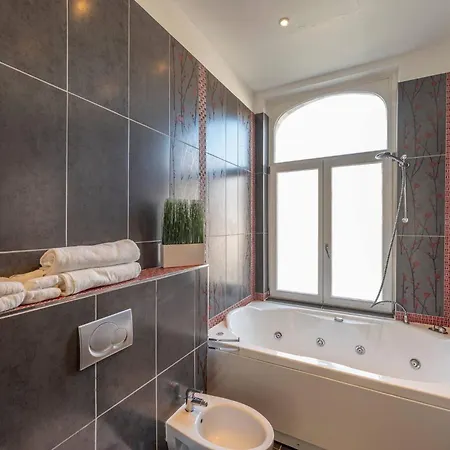 Guest house Euro Edens Cosy Historic In Jacuzzi, Garden, Location