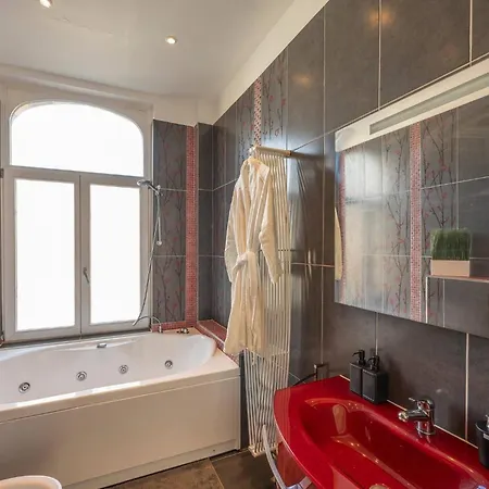 Guest house Euro Edens Cosy Historic In Jacuzzi, Garden, Location Brussels