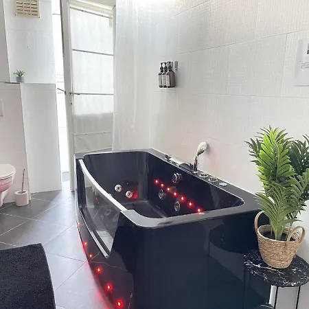 Beautiful With Jacuzzi Apartment *