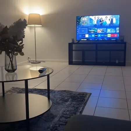 Modern 1br And Sofa Bed Near Airport Apartment *