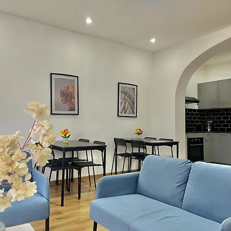 Apartment Spacious For 6 Near Center Of
