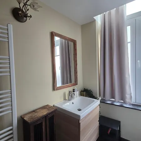 The Amber Lounge, 1040 Apartment