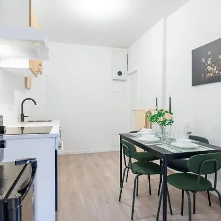 Over Two Floors For 5 Guests Near Midi & Grand Place * Brussels