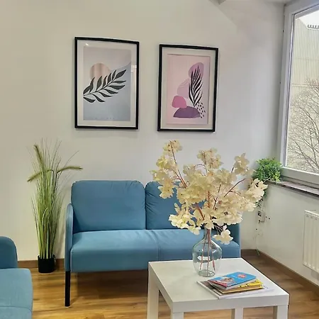 Apartment Spacious For 6 Near Center Of