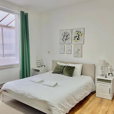 Apartment Spacious For 6 Near Center Of *