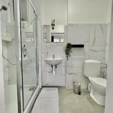 Apartment Spacious For 6 Near Center Of *