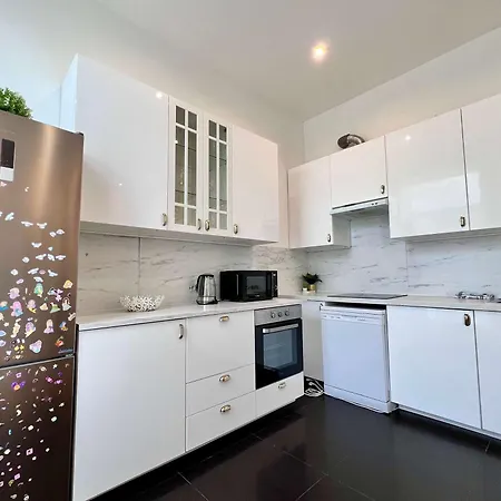 Cosy Family For Up To 9 Guests Near Midi Station Apartment