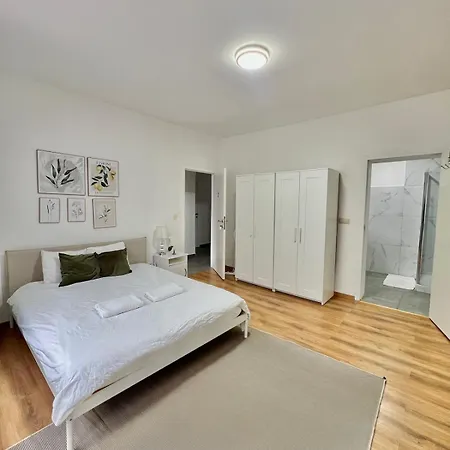 Spacious For 6 Near Center Of Apartment *