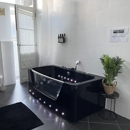 Beautiful With Jacuzzi Apartment *