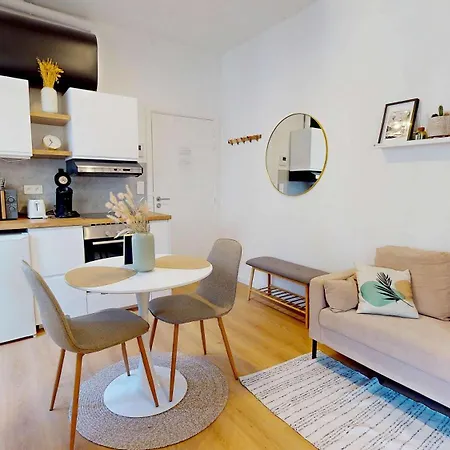 Apartment Centre Avec Grand Balcon Pour 2personnes *