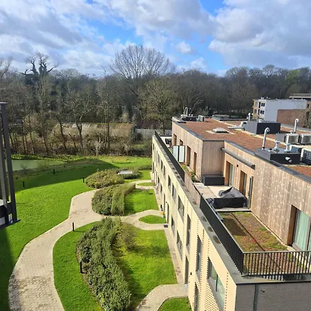 Richy Stylish Balcony Brussels- Garden View- Shared Bathroom- Inclusive Homestay Brussels