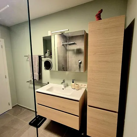 Richy Stylish Balcony Brussels- Garden View- Shared Bathroom- Inclusive * Brussels