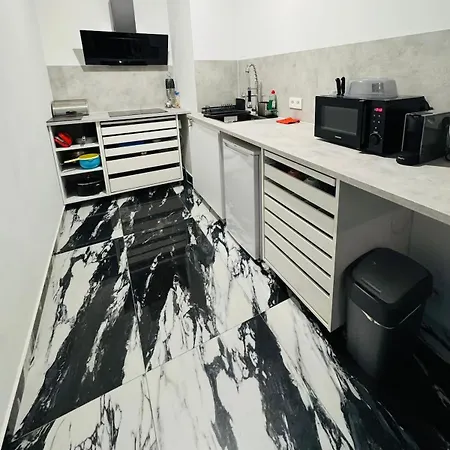 Apartment Charming 1 Bedroom With Terrace