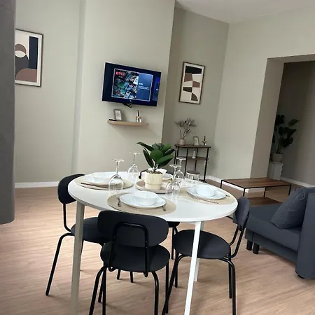 Elegant Renovated 2 Bedrooms Close To Transport *