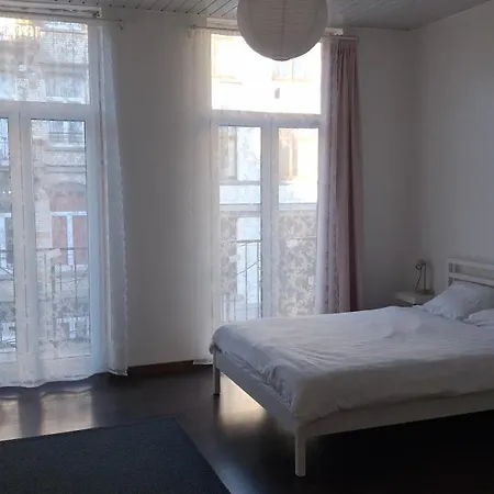 Midi Station Apartment