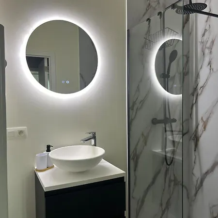 Elegant Renovated 2 Bedrooms Close To Transport Apartment *
