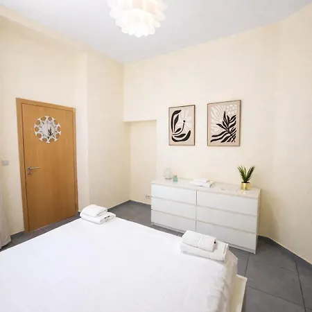 Apartment Spacious 2br Near Grand Place 1