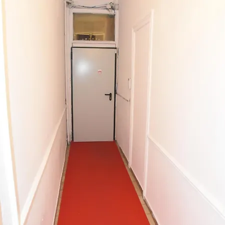Thandis Grobal * Brussels