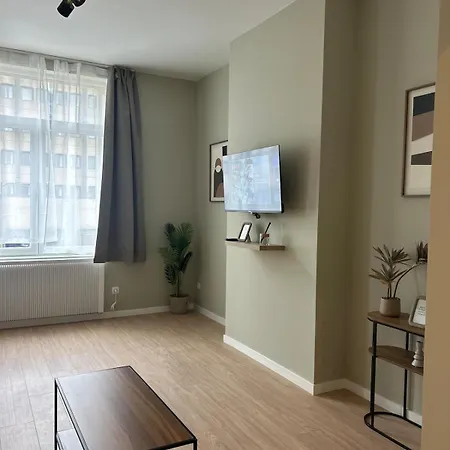 Elegant Renovated 2 Bedrooms Close To Transport * Brussels