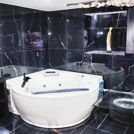 & Wellness Area Jacuzzi Sauna Massage Table Villa Brussels