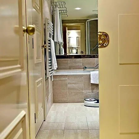 Le Chatelain Hotel