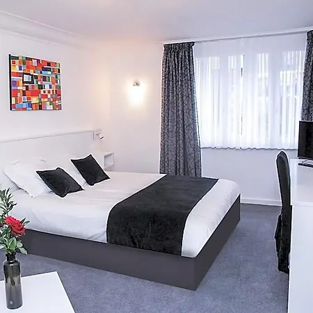 Satellite Hotel *