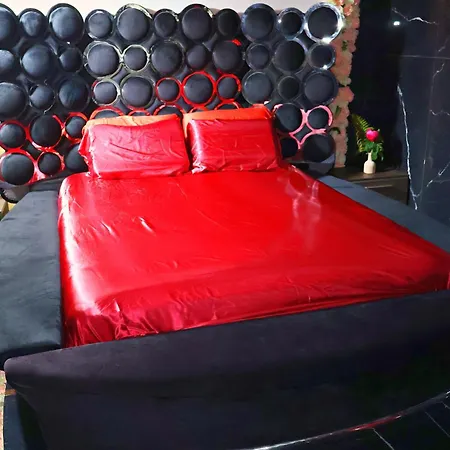 & Wellness Area Jacuzzi Sauna Massage Table * Brussels