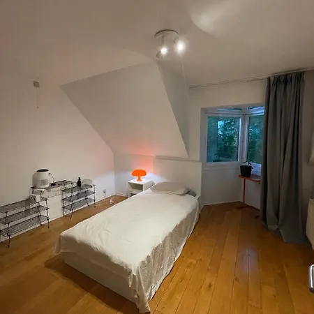 Guest house En-suite In A Beautiful Big House