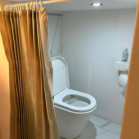 Homestay Belle Petite Chambre De 1,30 De Hauteur A Bruxelles Midi