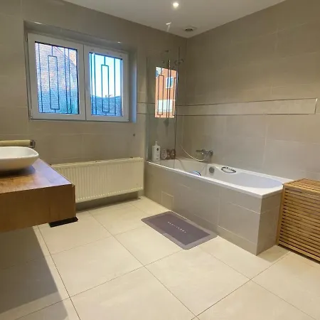 Spacious Family For 6 To 8 Guests With 3 Bedrooms And 2 Bathrooms Between Center And Airport Brussels