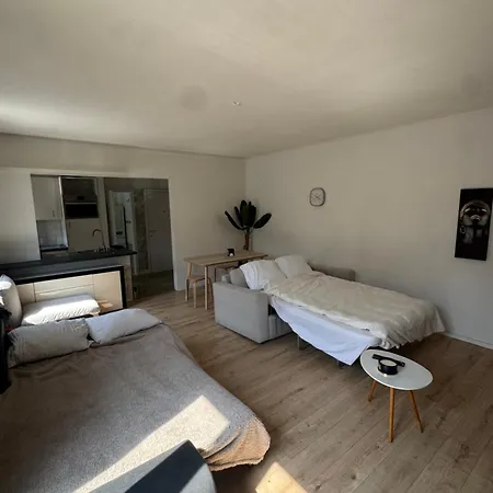 Cozy 4 Person Eu Diamant Neighborhood Apartment