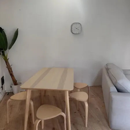 Cozy 4 Person Eu Diamant Neighborhood Apartment