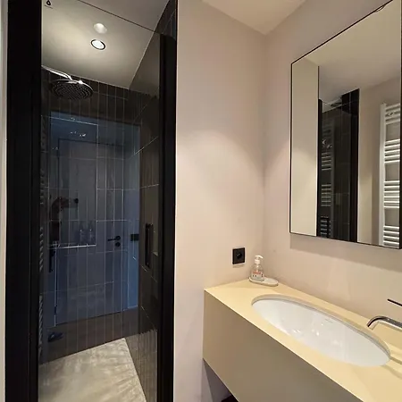 Bright Overlooking Tenbosch Park Apartment