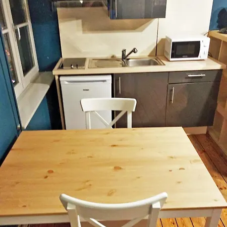Bright & Cosy Near Eu, Vub & Montgomery Apartment