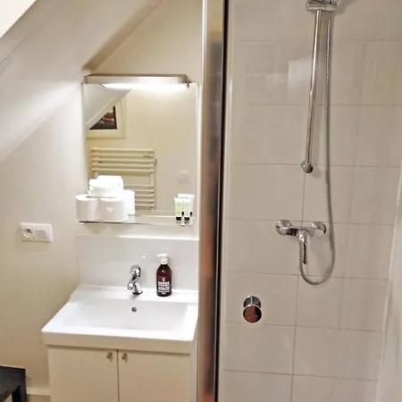 Bright & Cosy Near Eu, Vub & Montgomery Apartment